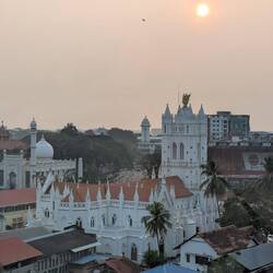 Blick vom Pool auf Moschee und Kirche