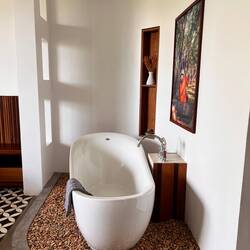 Badewanne neben dem Bett