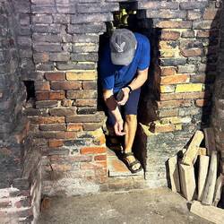 Markus verlässt den Brennofen bei 1300 Grad