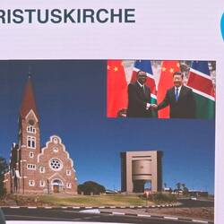 Rechts das Nationalmuseum von Namibia, auch Kaffeemaschine genannt 😏