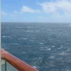 Etwas stürmisch heute, die Gischt hat auch die neunte Etage erreicht