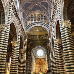 Schwarz-weisse Marmorsäulen prägen den imposanten Bau im Innern.