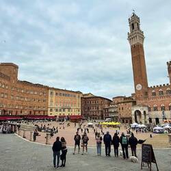 Piazza del Campo mit dem Palazzo Publico