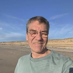 Nackte Füße und im T-Shirt 🤩