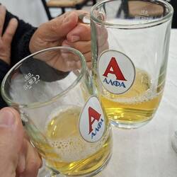 Yamas ! Avant de prendre le bateau, on trinque à nos semaines de plaisirs à Amorgos !