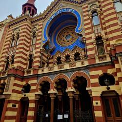 Gd di ersti Gass woni ihboge bi loufi ah sonere jüdische Synagoge vrbii, wo abr leider zue het gha