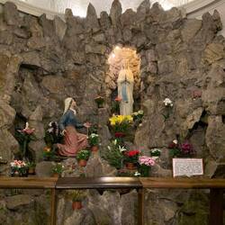 Die het sone spezielle Maria-Ahbettruum gha (bi mir mit no meh Bluemä, ds isch vo google maps)