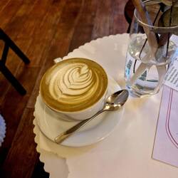 Hojicha latte im nöie Lieblingskaffi zPrag (so what wenni ersch eis kennä)