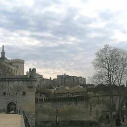 Im Hintergrund Papstpalast