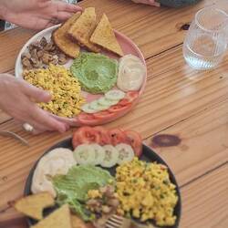 Comiendo en Cookie Lady, un lugar hermoso creado por Daisy. Todo vegano, rico y con mucho amor..