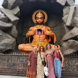 Con Hanuman, uno de los dioses venerados por los hindúes..