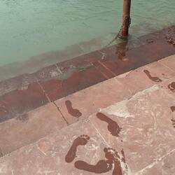 Aquí mojamos nuestros piecitos en el Ganges