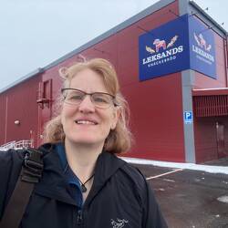 Vor dem Werksverkauf für Knäckebrot