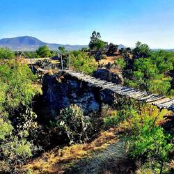 Abenteuerliche Hängebrücke.