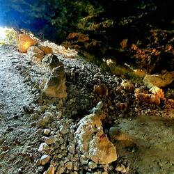 Höhle neben dem Campingplatz