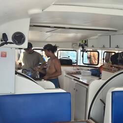 Zwei Crewmitglieder aus Argentinien und Kolumbien