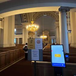 Die etwas andere Kirchensteuer. 8€ Eintritt? Ob die Geräte bei Gottesdiensten wohl abgebaut werden?