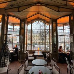 Charmante verschliessbare Eck-Compartments im Kappelli.