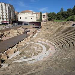 Römisches Theater (Teatro Romano de Málaga), ein historisches Bauwerk im Herzen der Stadt.