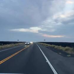 Faszinierend wie die Strasse einfach durch schwarze Lavafelder führt