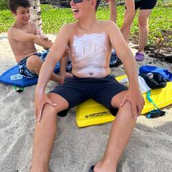 Gian fragte mich, ob ich die Sonnencreme mit einer Tube Farbe verwechselt habe? 😅