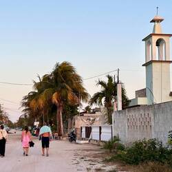 Spaziergang zum Steg mit Sonnenuntergang