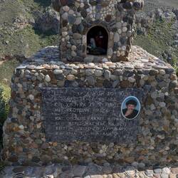 Solche Bauten gibt's hier immer wieder. Meistens in Form von Miniaturkirchen. Unfallopfer? Text ?