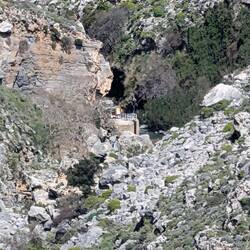 Hinter der Ecke wäre er wohl.