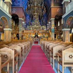 Die Leute (meistens Frauen) engagieren sich sehr für ihre Kirche.