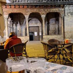 ...mit steinaltem Eingangsportal...