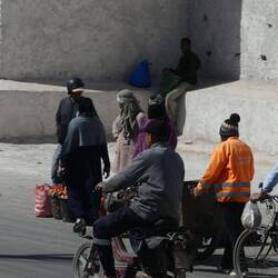 Uns ist sehr warm.... die Einheimischen tragen Wollmützen