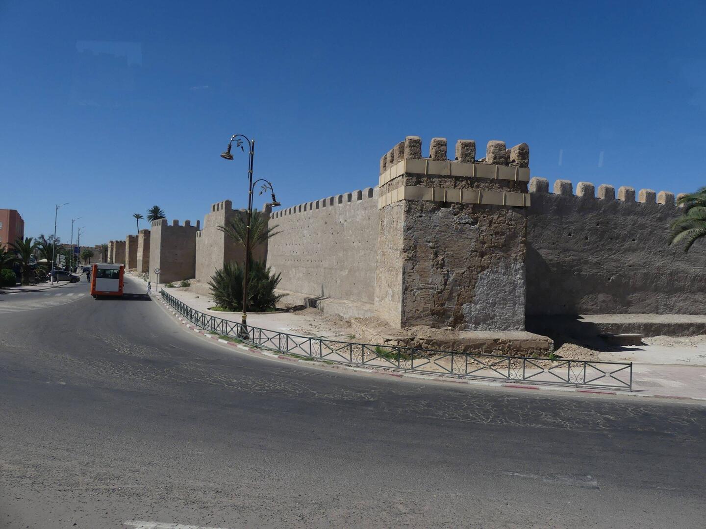 Eine lange Stadtmauer umschließt die Altstadt