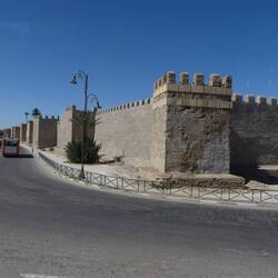 Eine lange Stadtmauer umschließt die Altstadt