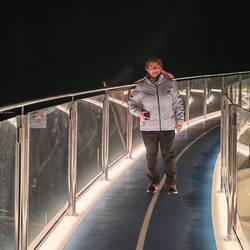 Inzwischen ist es dunkel.