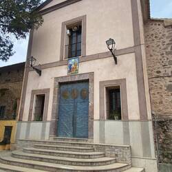 Kleine Kapelle auf dem Hügel. Tief unten verläuft der Fluss