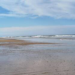 Am Strand nur wenige Spaziergänger