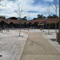 Cafés, Bars, Restaurant, Surfshop, alles zu