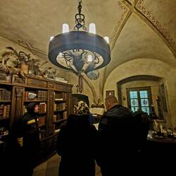 Ds im Chronlüchter isch Moses us dr Bible. Wäg Übersetzigsfähler het er ih dere Darstellig Hörner.