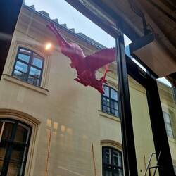 Eh flügende Hirsch, Deko vomene Restaurant bzw. eh Wägwiiser derthii