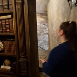 Versteckti Tür wo ih die aute Alchemiezimmer füehrt, wome früecher het müesse gheim phaute