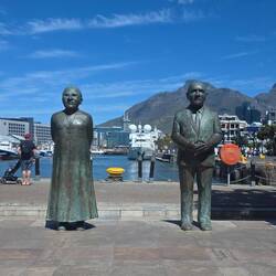 Vier südafrikanische Nobelpreisträger, der Berühmteste im Schatten (Nelson Mandela)