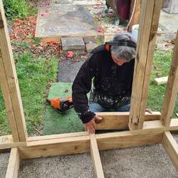 Peer baut die Türschwelle