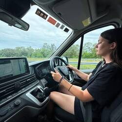 Judith lenkt die Maschine stabil
