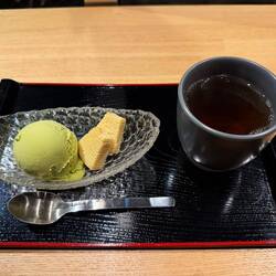 And finally dessert... Macha ice cream and roasted green tea
