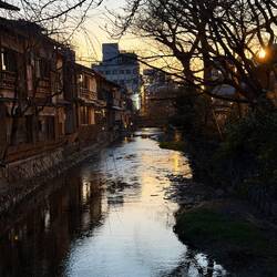 One more evening stream through the narrow alley's