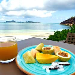 Frukost vid strandkanten