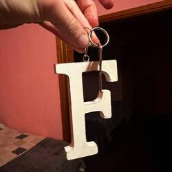 Zisi fühlt sich geehrt bei dem Zimmerschlüssel