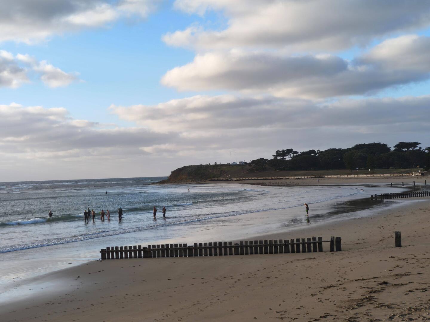 Unentwegte Frühschwimmer am Torquay Beach