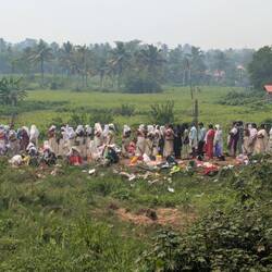 Schlange stehen, um sich Essen zu holen