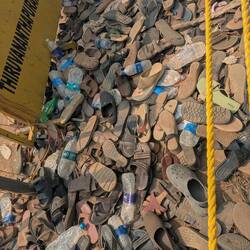 Vor dem Tempel Schuhe ausziehen